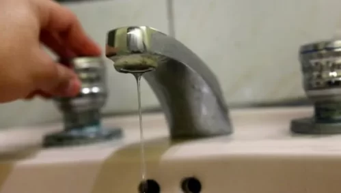 Vecinos de Barrio Aeropuerto reclamaron por baja presión en el suministro de agua