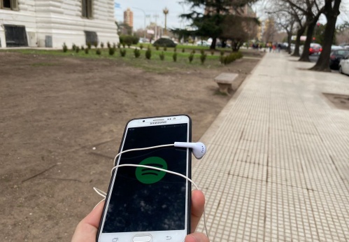 Una platense caminaba por la calle con sus auriculares, la gente la empezó a mirar y quedó paralizada: “Tengo algo en la…”