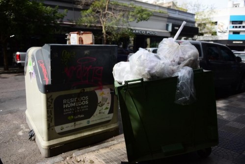Vecinos de la zona céntrica de La Plata reclaman por el peligro vial causado por los contenedores de residuos