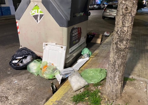En calle 10, los vecinos se quejaron por un contenedor desbordado de basura