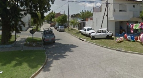 Vecinos de 38 y 137 reclaman que se ensanchen las calles: “Es un peligro porque andan como locos”