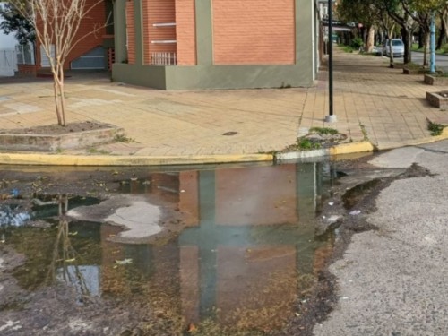 Vecinos de diagonal 74 y 118 reclamaron por una enorme pérdida de agua