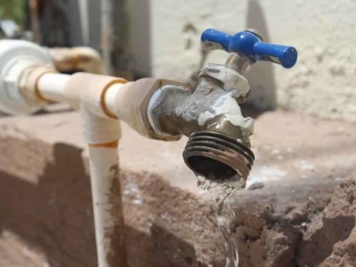En 154 bis y 60 reclamaron por falta de agua en el barrio