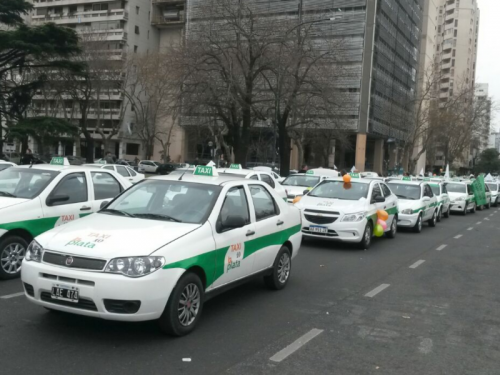 Taxistas de La Plata retrucan: &quot;Queremos el 35% de la recaudación&quot;