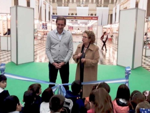 Comenzó la Feria del Libro en La Plata y ya la visitaron 16 establecimientos en las primeras tres horas