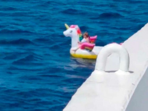 Así fue el dramático rescate de una nena de 4 años que cayó al mar con su salvavidas de unicornio 