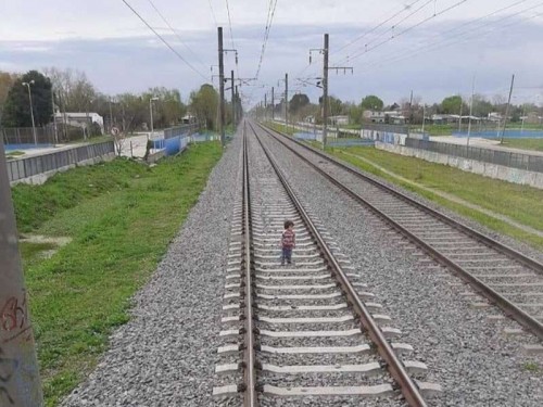 Un nene se paró en las vías del tren y se salvó de milagro