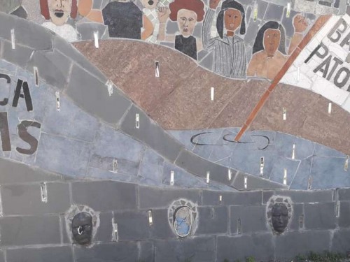 Destrozaron salvajemente un mural que homenajeaba a los muertos de la inundación del 2013 de La Plata