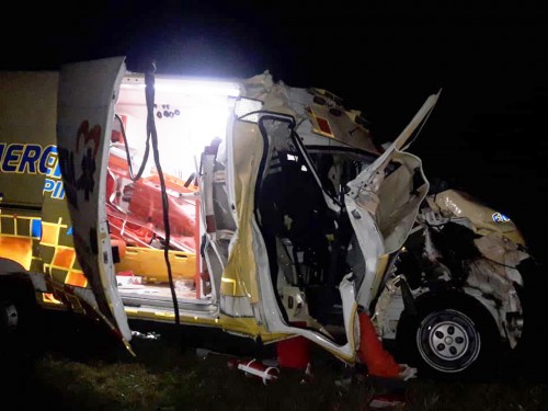 Brutal choque de un camión y una ambulancia en la Ruta 2 a la altura de La Plata