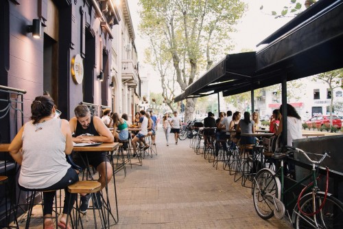 Vence el plazo para que los bares y restaurantes de La Plata se anoten en el Repro II: quiénes pueden inscribirse