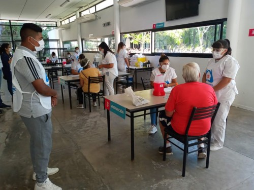 Se activó la vacunación en el Estadio Único y el Hipódromo de La Plata, y se acelera la inmunización de los adultos mayores