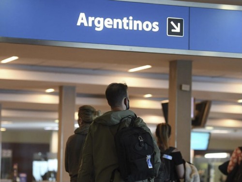 Llegaron a Ezeiza 44 argentinos de viaje de egresados a Cancún con coronavirus