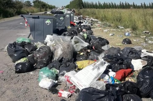 Un barrio de La Plata desborda de basura y denuncian que nadie se la lleva