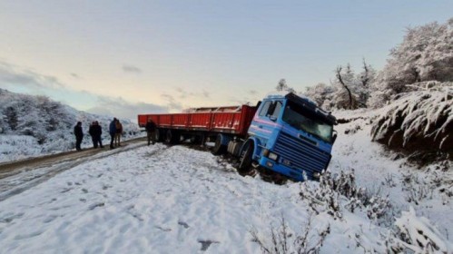 Un camión se quedó atrapado en la ruta 40 que une Bariloche con El Bolsón: no hay circulación