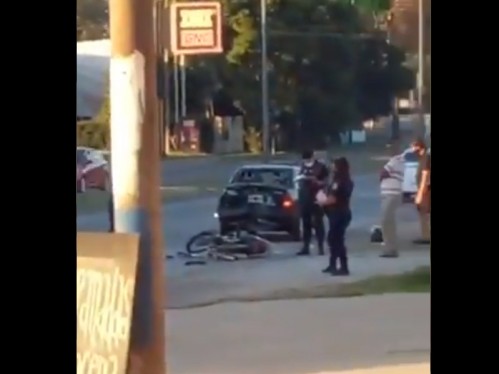 Fortísimo impacto de un motociclista contra un auto en avenida 44