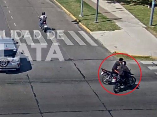 Un motociclista dobló como quiso en diagonal 73, chocó a otro hombre y lo dejó internado