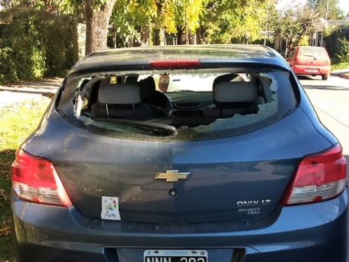 Detienen a una mujer que en estado de ebriedad rompía autos en City Bell