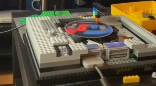 Construyen una PlayStation totalmente funcional con piezas de LEGO