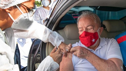 Lula recibió la primera dosis contra el coronavirus: "Hay que vacunarse, para deshacerse de este monstruo"