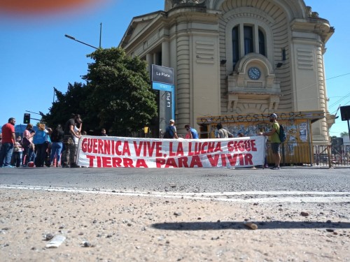 Marcha de familias desalojadas de Guernica en La Plata: "Queremos una solución inmediata y pago de subsidios habitacionales"
