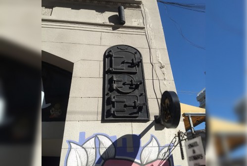 La curiosa historia del horno de panadería en una pared del centro de La Plata: ¿Qué significa y por qué está ahí?