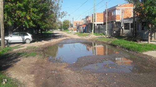 Denuncian que un bache en Berisso "forma una laguna cuando llueve"