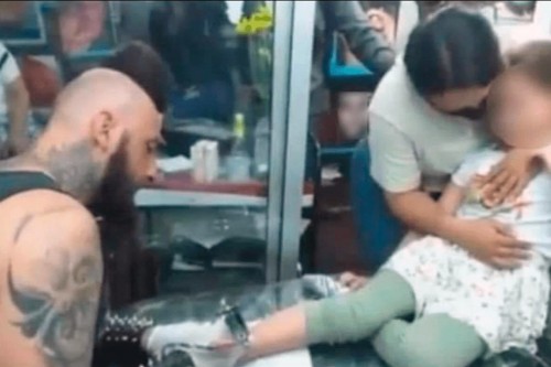 Una madre obligó a su hija de 7 años a tatuarse