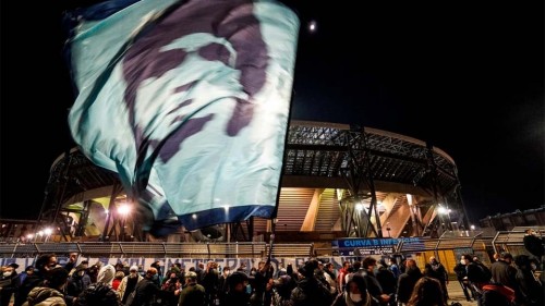 El Napoli recordó y homenajeó a Maradona, su máximo ídolo