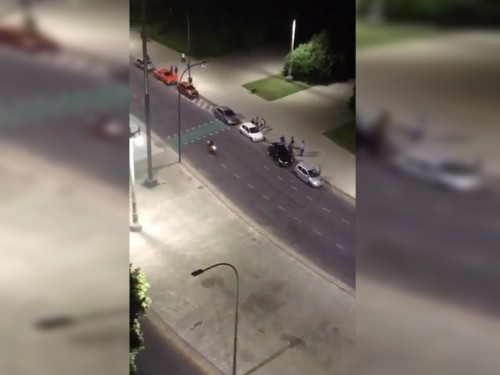 Gente y autos con música fuerte a la noche en Plaza Moreno: "Convirtieron la plaza en un boliche"