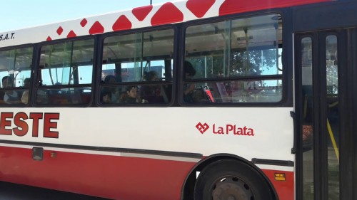 Una pasajera de la Línea Oeste de La Plata denunció que viaja gente sin barbijos