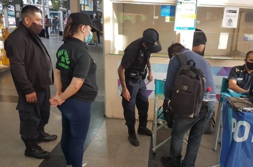 Operativo policial sorpresa en la Terminal de Ómnibus y la Estación de Trenes de La Plata: revisan a múltiples pasajeros