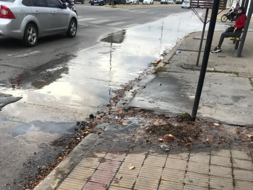 Vecinos de San Carlos reclaman por una pérdida de agua que inunda la calle y causa baja presión