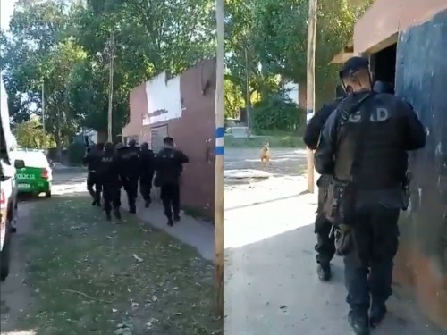 Atraparon a cuatro personas por haber baleado a un hombre en La Plata: secuestraron drogas, armas y motos