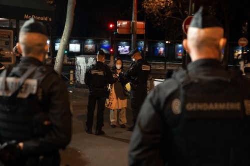 Locura y tragedia en Francia: Una mujer "poseída" mató a su propio sobrino de 8 años en pleno festejo navideño