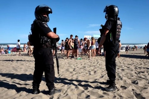 Una multitud de jóvenes se juntaron en la playa de Pinamar sin respetar protocolos y los desalojaron