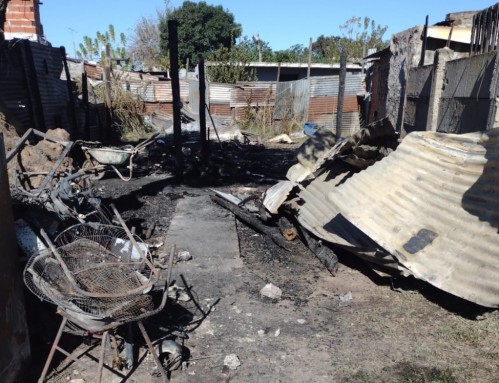 "Fue una vergüenza total": ardió una casa en La Plata, los bomberos no tenían agua y quedaron en la ruina