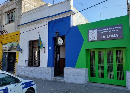 Denunciaron a policías de la comisaría de La Loma por robar 700 euros y 400 dólares en un allanamiento