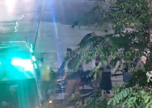 VIDEO: Una mujer perdió el control de su moto en La Plata y tuvo que ser hospitalizada
