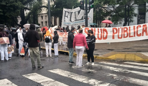 Estudiantes de odontología de la UNLP se movilizan por las calles de La Plata