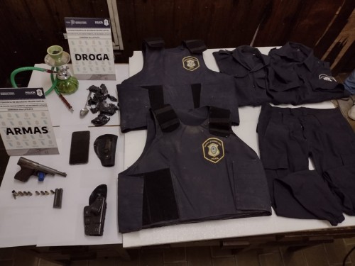 Tras un operativo para dar con los autores de un incendio en Ringuelet, hallaron armas y uniformes policiales en La Favela