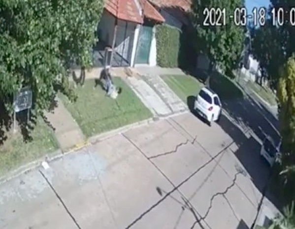 Motochorros atacaron ferozmente a una mujer en Ringuelet