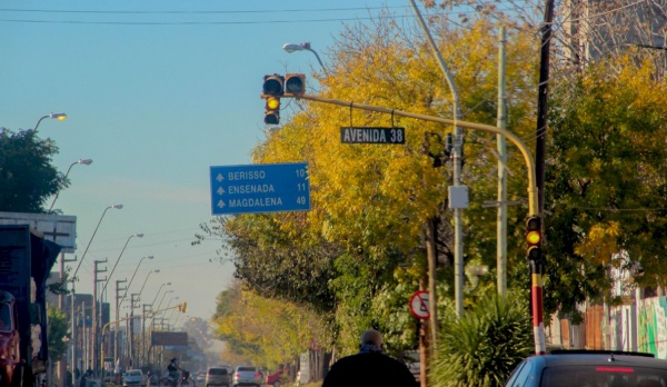 Caos por los sem&aacute;foros de 122 y reclamo de los vecinos: "Que el municipio se haga cargo si sucede un accidente"