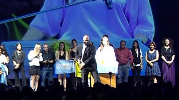 Momento de tensión en el festejo de Milei, un guardia amenazó con sacar un arma en pleno acto