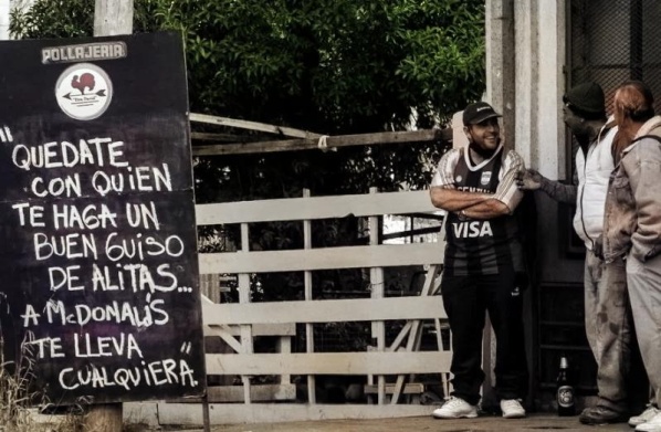 Salió a caminar por La Plata, recibió un inesperado consejo de amor y abrió una gran polémica en redes: "Quédate con…"