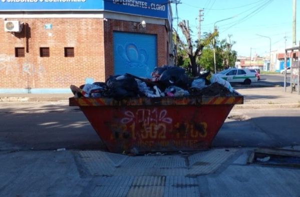 En Los Hornos, se quejaron por un contenedor que tapa la bajada para personas con movilidad reducida