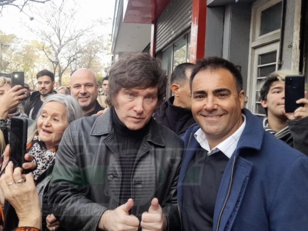 Javier Milei junto a Marcelo Peña visitaron comercios del centro de La Plata