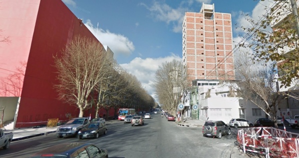 Detuvieron a un hombre en La Plata que amenazó a un joven para robarle en 1 y 55