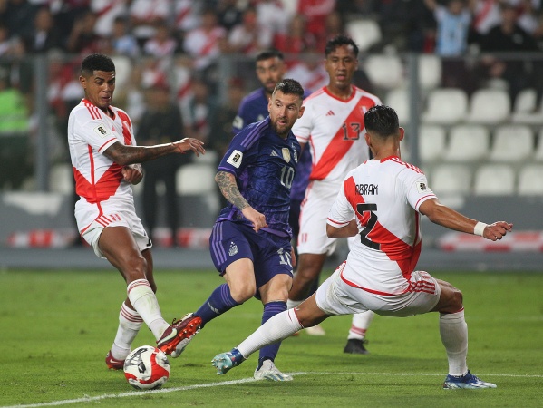 Con un doblete de Messi, Argentina le ganó a Perú en Lima y se escapó en las eliminatorias