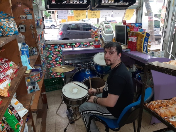 Tiene su kiosco en 4 y 51 y toca la batería mientras atiende: “La gente se queda escuchando; se formó algo muy lindo”