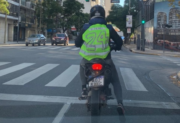 La imagen del d&iacute;a: un motociclista improvis&oacute; la camiseta de Enzo P&eacute;rez y enloquecieron en las redes